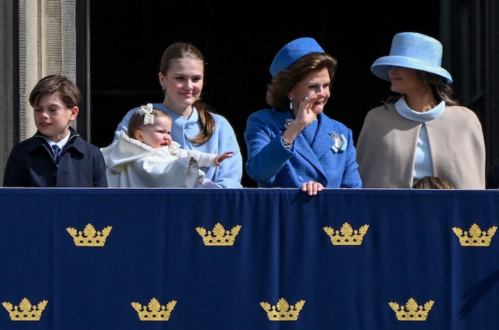 ... sowie von ihrer Cousine Prinzessin Estelle getragen.