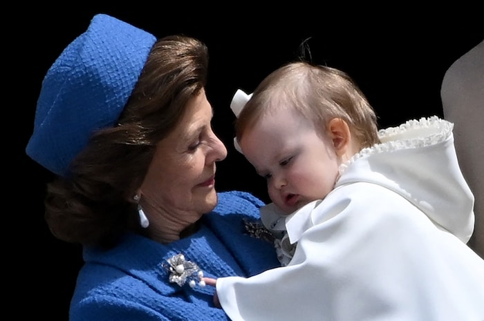 Baby Ines wurde abwechselnd von ihrer Großmutter Königin Silvia ...