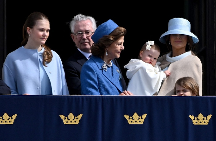 Für die Wachablöse vor dem Königsschloss versammelte sich die Königsfamilie auf dem Balkon.