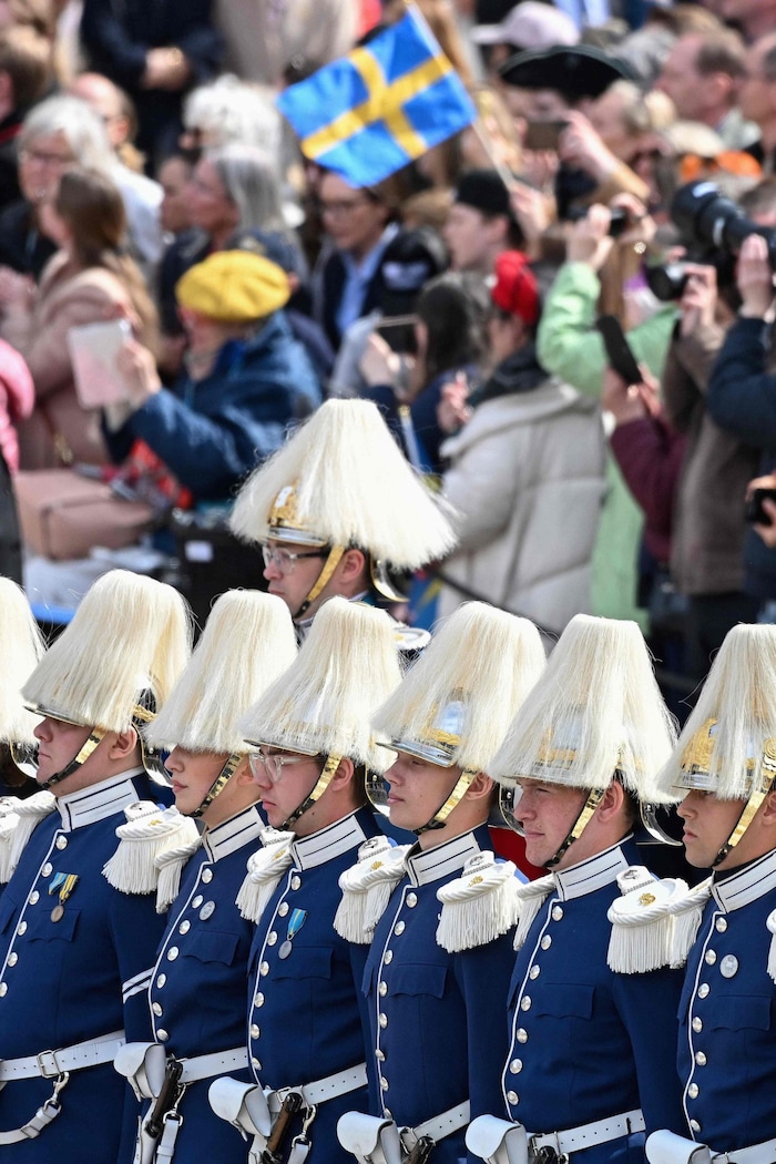 Mitglieder der königlichen Garde stehen am 30. April 2026 im Königspalast in Stockholm, ...