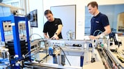 Markus Waldhart (re.) gibt den Jugendlichen als Lehrlingsausbilder sein Wissen weiter.