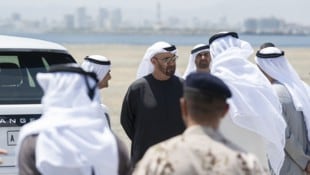 Scheich Mohamed bin Zayed Al Nahyan, Staatsoberhaupt der Emirate, samt Gefolge am Hafen von ...
