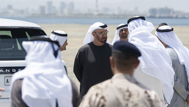 Scheich Mohamed bin Zayed Al Nahyan, Staatsoberhaupt der Emirate, samt Gefolge am Hafen von ...
