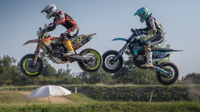 Sprünge gehören beim Supermoto dazu