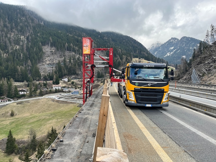 Das Brückeninspektionsgerät, eigentlich ein Spezial-Lkw, im Einsatz.