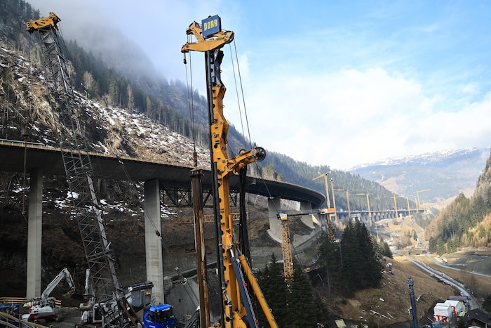 Der Bau des ersten Tragwerks der neuen Brücke hat bereits begonnen.