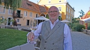 Hans Kilger vor dem Schloss Gamlitz, das erst kürzlich in die Insolvenz schlitterte