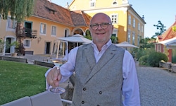 Hans Kilger vor dem Schloss Gamlitz, das erst kürzlich in die Insolvenz schlitterte