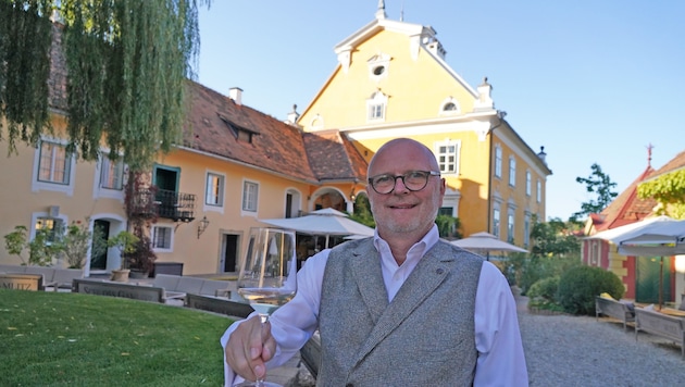 Hans Kilger vor dem Schloss Gamlitz, das erst kürzlich in die Insolvenz schlitterte