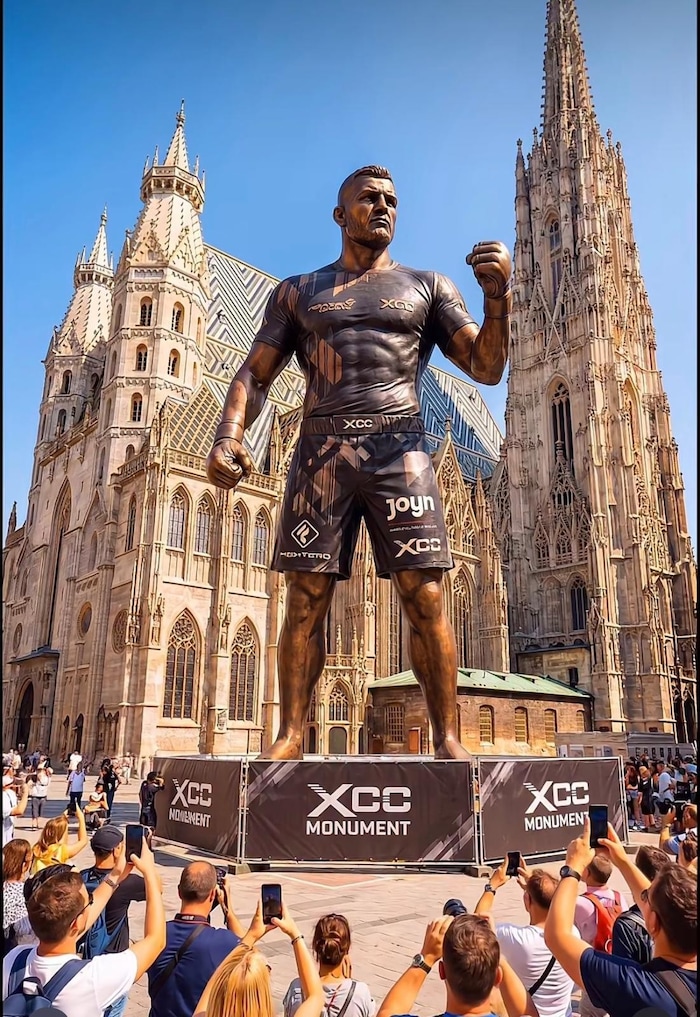 Ein Fake – aber ein guter: die XCC-Werbestatue auf dem Stephansplatz.