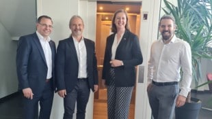 Vor dem Lift des Aufzugherstellers Friedl: Andreas Wirth (WKO Burgenland-Präsident), Firmenchef ...