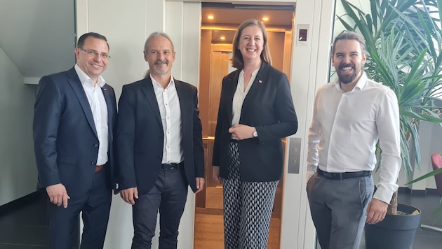 Vor dem Lift des Aufzugherstellers Friedl: Andreas Wirth (WKO Burgenland-Präsident), Firmenchef ...