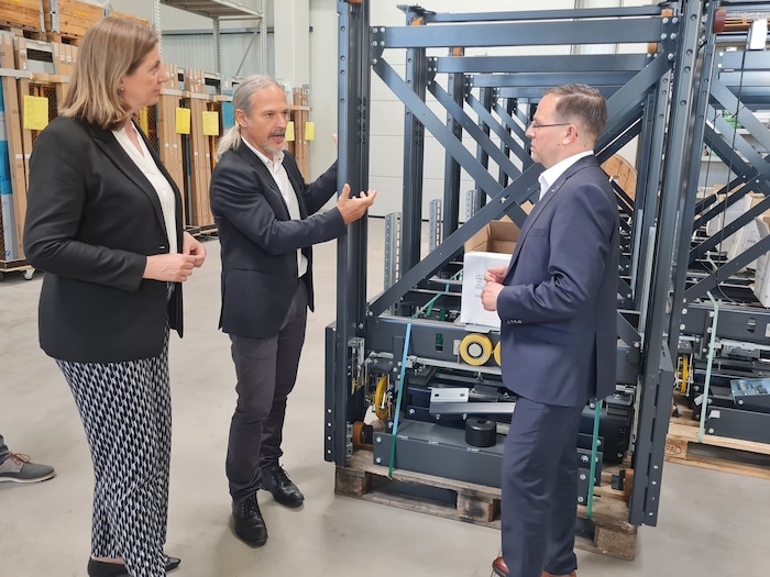 Firmenchef Jürgen Friedl führt Staatssekretärin Barbara Eibinger-Miedl und WKO-Präsident Andreas ...
