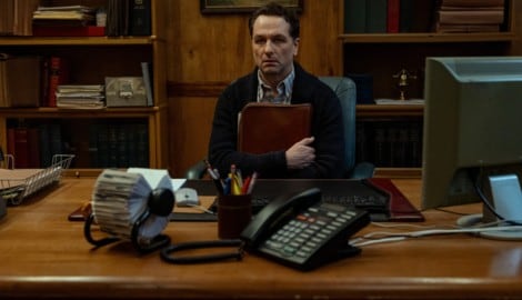Matthew Rhys spielt den Bürgermeister Tom, der den Aberglauben der Bewohner verachtet.