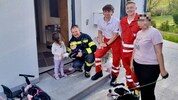 Die Zweijährige wurde von den Einsatzorganisationen mit Stofftieren getröstet.