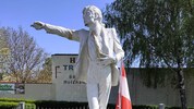 Im Weinviertel steht seit Jahren eine Michael-Jackson-Statue, was immer wieder für Überraschung ...
