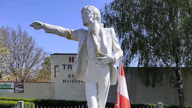 Im Weinviertel steht seit Jahren eine Michael-Jackson-Statue, was immer wieder für Überraschung ...