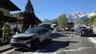 Zwei Fahrzeuge wurden ramponiert, ein Fahrer schwer verletzt.