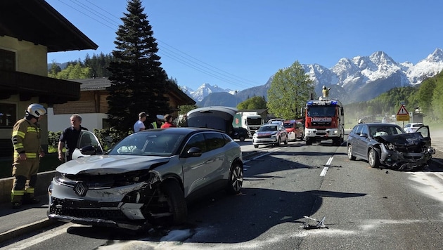 Zwei Fahrzeuge wurden ramponiert, ein Fahrer schwer verletzt.