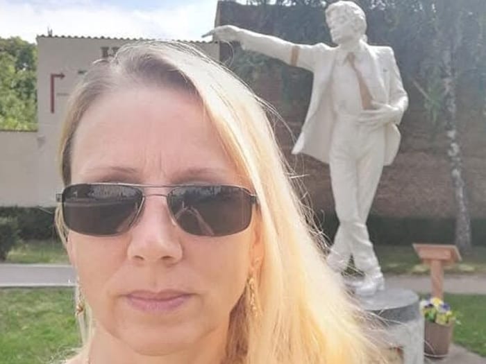 Künstlerin Martina Kainz wünschte sich das Michael-Jackson-Denkmal in Mistelbach. Heute ist die ...