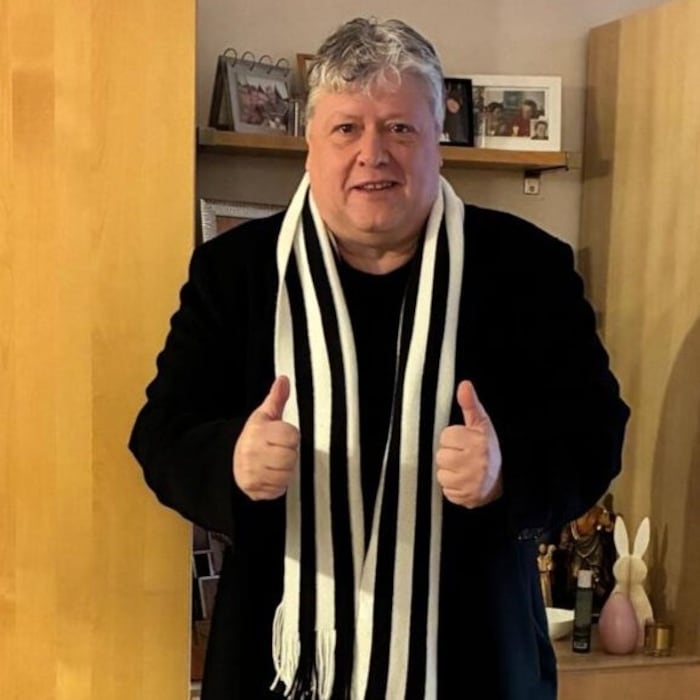 Diakon Weinhappl in seinem „Glücksmantel“