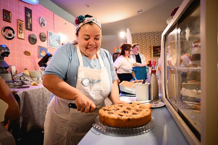 Backoma Herta schneidet die Linzer Torte an.