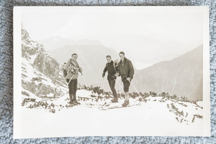 „Gerd (Bildmitte), Franzi und Alois (links) im Jünglingsalter vor der Skiabfahrt vom ...