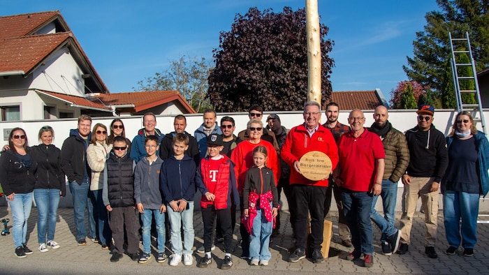 Bevor Bürgermeister Gerhard Zapfl die Plakette mit „Ein Hoch dem Bürgermeister“ anbrachte, gab ...