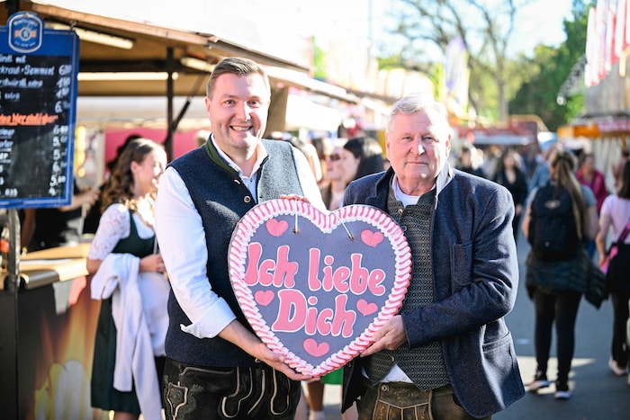 FP-Stadtrat Michael Raml mit Ex-Polizeichef Karl Pogutter posierten mit Herz