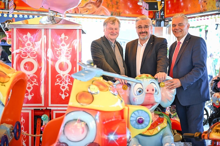 Bischof Manfred Scheuer unterhielt sich prächtig mit AK-Präsident Andreas Stangl und ...