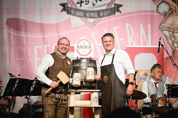 Festwirt Patrick Stützner mit Markus Kapl (Brau Union) im „Wirt4sFest“-Zelt