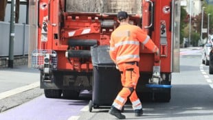 Der Pensionist geriet unter das Müllauto, dann unter einen Pkw. (Symbolbild)