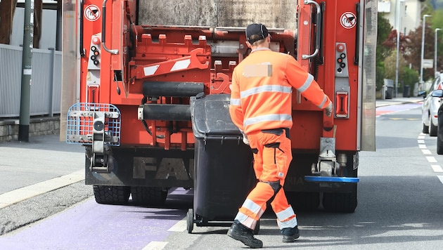 Der Pensionist geriet unter das Müllauto, dann unter einen Pkw. (Symbolbild)