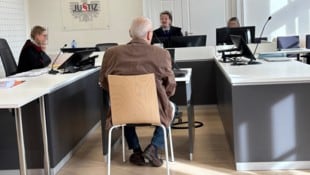 Der Angeklagte am ersten Prozesstag vorm Richter