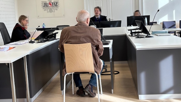 Der Angeklagte am ersten Prozesstag vorm Richter