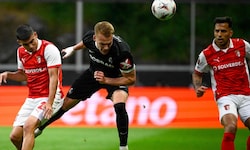 Philipp Lienhart (M.) und Co. haben bei Sporting Braga erst ganz spät ein entscheidendes ...