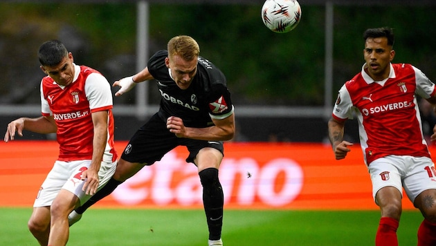 Philipp Lienhart (M.) and his teammates conceded a decisive goal against Sporting Braga very ...