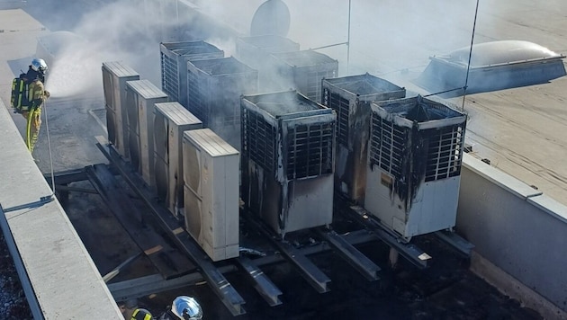 Die Klimageräte im Dach waren in Brand geraten – warum, muss noch geklärt werden.