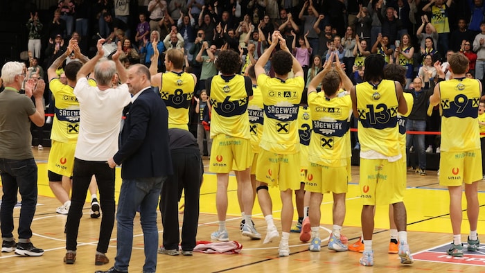 Die jubelnden Grazer Basketballer