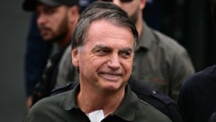 Die Haft von Brasiliens Ex-Präsidenten Jair Bolsonaro wird von 27 auf etwas mehr als zwei Jahre ...