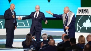 Bassim Scheich Suliman, Gianni Infantino und Dschibril Radschub (v.l.n.r.) 