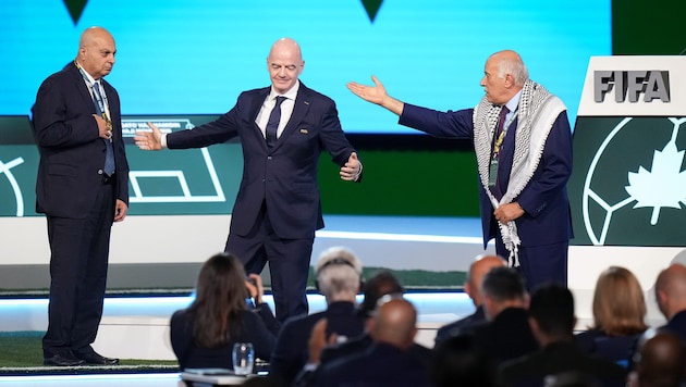 Bassim Scheich Suliman, Gianni Infantino und Dschibril Radschub (v.l.n.r.)