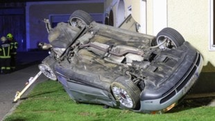Der Audi A4 landete am Dach