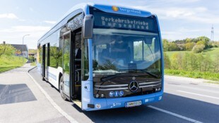 Der blaue Bus und ein Esel... was steckt dahinter?