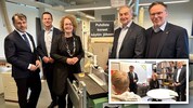 Gemeinsam mit dem Schuldirektor der Grundschule Roihuvuori (li.) machen sich Christiane ...
