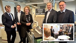 Gemeinsam mit dem Schuldirektor der Grundschule Roihuvuori (li.) machen sich Christiane ...