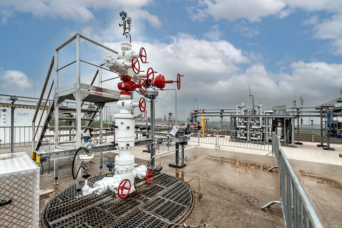 Durch eine acht Kilometer lange Pipeline gelangt der Wasserstoff zu einem Blockheizkraftwerk.