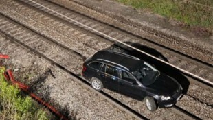 Zum Glück war zu der Zeit kein Zug dort unterwegs und der Bahnverkehr sofort gestoppt.