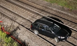 Zum Glück war zu der Zeit kein Zug dort unterwegs und der Bahnverkehr sofort gestoppt.