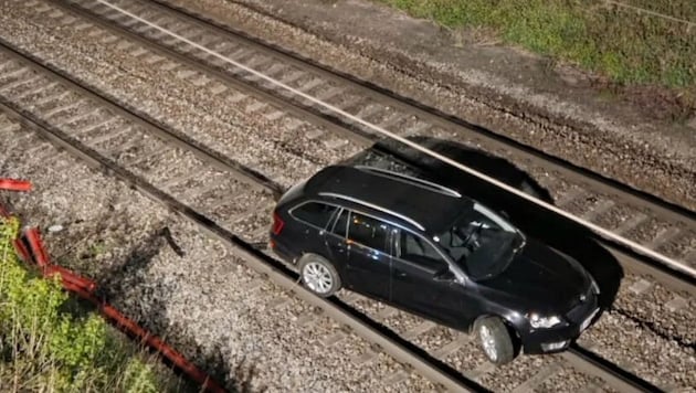 Zum Glück war zu der Zeit kein Zug dort unterwegs und der Bahnverkehr sofort gestoppt.